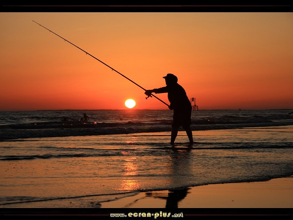 Ecran Plus Pécheur Dans Le Coucher De Soleil Sur La