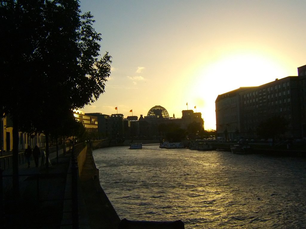 Ecran Plus Coucher De Soleil Sur La Spree Coupoledu